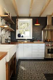 Cuisine Eclectique Poutre En Bois Mur De Craie Evier Bedaine Tuiles A Motif Kitchen Kitchen Cabinets Home Decor