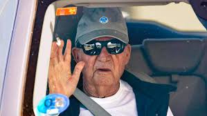 Zarzuela obliga a Joan Carles I a baixar del cotxe per ordre firmada pel  seu fill,