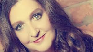 Dee Roberts's Instagram, Twitter & Facebook