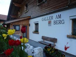 Soggiorno spazioso con divanoletto per 2 persone • cucina • 2 camere matrimoniali (di cui 1 con terrazza) bagno con doccia, vasca e bidet • tv satell. Ciftlik Evi Galler Am Berg San Candido Italya Firsatlari