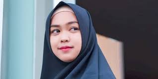 Ricis panggilan akrabnya, dirinya memulai debutnya dengan bermodalkan iseng saat membuat. 10 Fakta Di Balik Video Pamit Ria Ricis Hampir Bunuh Diri Sampai Banjir Rezeki Kapanlagi Com