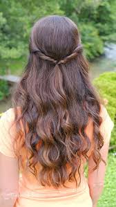 Nach wie vor sehr beliebt und auch äußerst effektiv: Frisur Halboffen Mit Twist Und Locken So Gelingt S Praxis Tests