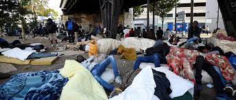Des migrants de retour porte de la chapelle. Evacuation D Un Campement De Migrants Porte De La Chapelle A Paris Le Point