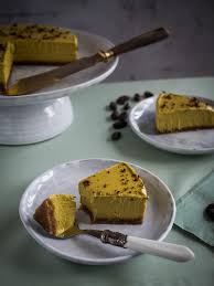 Wir prasentieren euch hier unsere liebsten naturlich veganen rohkost rezepte. Kurkuma Kuchen Probier Diesen Golden Milk Raw Cake