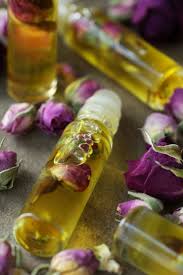 Roll on lip gloss with flowers inside. Diy Roll On Lip Gloss For Summer Recipe Lip Gloss Recipe Diy Lip Gloss Diy Lips
