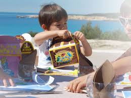 Un Menu Enfant Presente Dans Une Jolie Boite Pirates Quoi De Mieux Pour Faire Plaisir Aux Enfants Jouets Surprise Enfants Menu Enfant Enfant Jouet