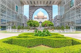 ايستان كحاكيمن) houses the malaysian court of appeal and federal court, which moved to putrajaya from the sultan abdul samad building in kuala lumpur in the early 2000s. Mad Mughal Memes The Istana Kehakiman Palace Of Justice In Putrajaya Malaysia Is One Of The More Recent Reiterations Of The Indo Saracenic Or Neo Mughal Style Its Close Historic Association With Colonial