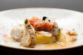 Aggiungete a questo punto le patate pelate e tagliate a spicchi regolari, cercando di fare uno strato compatto. Moreno Cedroni E Il Suo Stoccafisso Quasi All Anconetana Con Salsa Di Cocco Lime E Polvere Di Lampone Senigallia Centropagina Cronaca E Attualita Dalle Marche