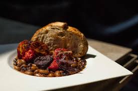 Avec un bar de séparation entre le séjour et l'espace pour cuisiner. A Culinary Journey Basque Country With Atlas Bar In Singapore Robbreport Malaysia