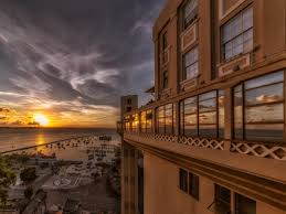 À noite você pode conhecer o bairro boêmio de rio vermelho, onde há vários bares e restaurantes bacanas, além das tradicionais barraquinhas de acarajé. Serie Salvador Por Do Sol Na Baia De Todos Os Santos Com Reflexos No Elevador Lacerda Centro Historico Bahia Brasil Marcos Online Quadros