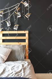 Die betreiber dieses portals begrüßen sie als leser auf unserem solar testportal. Schwarze Wand Im Gemutlichen Schlafzimmer Mit Holzbett Und Lichterkette Lizenzfreie Fotos Bilder Und Stock Fotografie Image 78228400