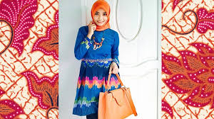 Kebanyakan desainer bahkan berani memadukan kain batik dengan desain modern yang asimetris, atau desain unik lainnya. 10 Model Baju Batik Wanita Lengan Panjang Kepogaul