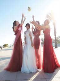 Facci sapere il colore e lo stile che ti serve, e troveremo l'abito da damigella giusto per te! Abiti Da Damigella 2018 Ecco Come Vanno All Altare Le Amiche Della Sposa