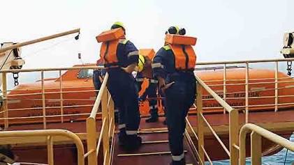 Latihan Evakuasi Sekoci Penyelamat di Kapal Penumpang, buatan AI