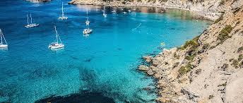 Ibiza is a rock island covering an area of 572.56 square kilometres (221.07 sq mi), almost six times smaller than majorca, but over five times larger than mykonos (in the greek isles) or 10 times larger than manhattan in new york city. Kreuzfahrten Nach Ibiza Spanien Royal Caribbean Cruises