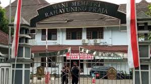 Saat akan membangun rumah, kamu pastinya akan mencari lahan yang. Viral Rumah Beda Negara Ruang Tamu Di Indonesia Dapur Di Malaysia