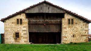 A escasos 300m abandonamos la pista y cogemos otra rumbo a gatika visitando los diferentes baserris de la zona. Sestaoko Euskara Sailak Bi Irteera Prestatu Ditu Olentzeroren Etxea Familian Ezagutzeko