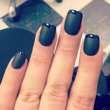 Le mat noir fonctionne aussi bien que les ongles fétiches. French Manucure Noir Mat Les Nouvelles Facons De Porter La French Manucure Elle
