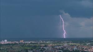 Tempestade arranca o coração de medula durante a batalha. Video Fotografo Flagra Tempestade De Raios No Ceu De Brasilia Distrito Federal G1