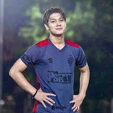 Apa pengertian olahraga sepak bola? 8 Potret Rizky Billar Saat Main Bola Sambil Hujan Hujanan Beri Senyum Tampan Dan Pamerkan Tubuh Atletis Kapanlagi Com