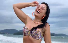 'bos num bindes pa festa?. De Ferias Na Praia Milene Pavoro Exibe Corpao O Fuxico