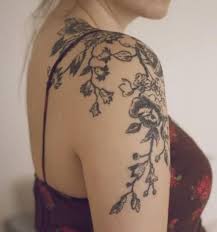 Tatouages sur l'épaule avec des vignes. Tatouage Epaule Femme Les 50 Plus Beaux Tatouages