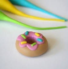 Mignardises En Pate Fimo Macarons Religieuses Donuts Fimo Gourmandise Idee Pate Fimo Pate Fimo