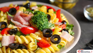 Nella stagione estiva si è sempre alla ricerca di piatti unici e una variante di pasta fredda gustosa dai profumi unici mediterranei, veloce e facile da preparare. Quali Formati Scegliere Per L Insalata Di Pasta Fredda Ricetta It