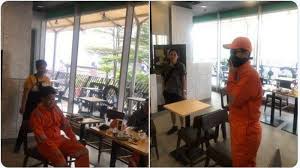 Yu youzhen (baju orange), ibu dua anak ini, walaupun punya 17 apartemen, memilih untuk tetap jadi penyapu jalan utk memberi contoh ke kedua anaknya. Heboh Liliyana Natsir Jadi Tukang Sapu Jalanan Di Kawasan Senayan Warta Kota