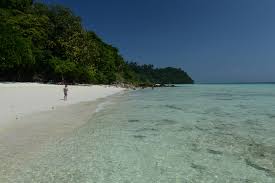 At the south of koh lanta's main island (koh lanta yai), the slightly curved sands are protected by large headlands and the background is rugged forest. Koh Lanta Schnorcheltour Koh Rok Beach Guide Thailand Schone Strande Ausfluge Schnorcheltouren Reisetipps Reisen Mit Kindern Babys Kleinkindern Elternzeit Inselhupfen Andamanensee Sudthailand Klong Dao Beach Asien Reiseberichte