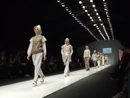 Dengan kata lain, kesempatan untuk berkarir dan bekerja di dunia fashion semakin terbuka lebar bagi siapa pun yang mau menggelutinya. Rekomendasi Perguruan Tinggi Dan Sekolah Fashion Kurikulum Internasional Di Indonesia Rencanamu