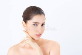 Ritratto Di Bella Donna Asiatica Che Applica Il Soffio Di Polvere Al Trucco  Della Guancia Del Cosmetico Fotografia Stock