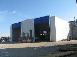 Capannone mobile prefabbricato per uso industriale, una tettoia prefabbricata ideale per ampliare la superficie coperta in aderenza a un edificio già esistente. Chiusure E Portoni Per Stoccaggi Agricoli E Ricovero Animali
