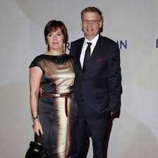 He is an actor and executive, known for wer wird millionär? Gunther Jauch Und Ehefrau Thea Wundervolle Neuigkeiten Jauch Ehefrau Peinliche Familienfotos