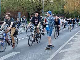 Sags deinen freunden ab auf's rad für die gute tat! Kritik An Der Fahrradstadt Critical Mass Radfahrer Protestieren Auf Den Strassen Kiels Shz De
