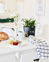 Pin By Seda Tuna On Kahvalti In 2020 Decor Table Decorations Table Settings