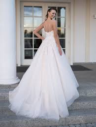 Deine hochzeit steht bevor und wir helfen dir das schönste brautkleid für dich zu finden. Lohrengel Brautkleider Kollektion Hochzeitsausstatter Peters Alles Fur Die Braut