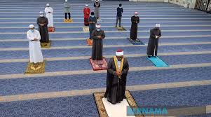 Solat hari raya idulfitri dua rakaat hukumnya sunat muakkad, segala rukun dan syarat serta sunatnya sama seperti solat fardu yang lima, kecuali perkara sunat yang ditambahkan iaitu bertakbir tujuh kali pada rakaat pertama dan lima kali pada rakaat yang kedua, disertakan dengan bertasbih di antara. Perlis Sediakan Panduan Lengkap Cara Tunaikan Solat Sunat Hari Raya Aidil Fitri Di Rumah Masing Masing