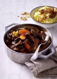 Hirschgulasch Mit Zartbitterschokolade Rezept Lecker Rezept Hirschgulasch Rezept Rezepte Herzhafte Speisen