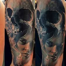 The skull and crossbones symbol is an old international symbol for death, the defiance of death, danger, or the dead, as well as piracy or toxicity. Totenkopf Tattoo Geschichte Bedeutung Tattoo Anansi
