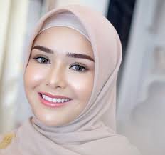 Nagita slavina mariana tengker or better known as nagita slavina (born in jakarta, indonesia on february 17, 1988) is an indonesian actress, presenter and singer of mixed minahasan, javanese and minangkabau descent. Vbflx8plise4fm