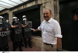 Ο καρδιολόγος που μέσω αναρτήσεών του στο facebook κατηγορεί την. M Ilm3ekfa8bwm