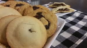 Roll the bottom of the cookies: Raisin Filled Cookies Studio 5