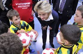 Von der leyen hat sieben kinder, die von 1987 bis 1999 geboren wurden: Ursula Von Der Leyen In Stuttgart Eine Ministerin Und Niedliche Kinder Stuttgart Stuttgarter Zeitung