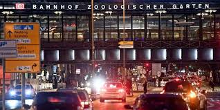 Gerade wenn sich der fahrplan an der haltestelle zoologischer garten bhf (s+u), berlin durch den zuständigen verkehrsbetrieb in berlin ändert ist es wichtig die neuen ankünfte bzw. Berliner Bahnhof Zoo Gruppe Tritt 21 Jahrigen Treppe Herunter