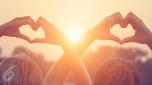 Cinta platonis atau hubungan platonis adalah hubungan emosional dan spiritual khusus antara 2 orang yang mencintai, mengagumi, dan berkomitmen satu sama lain karena mereka memiliki kesamaan minat, nilai, pandangan dunia yang. Cinta Dan 8 Jenisnya Yang Manakah Anda Lifestyle Liputan6 Com