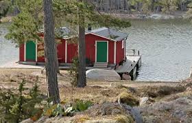 Det är en havsvik med bräckt vatten där det finns mycket vitfisk, abborre och gädda. Havsutsikt Och Bathus Utanfor Oregrund Fritidshus Uthyres I Oregrund Uppland