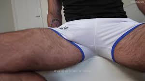 弯曲的肌肉篮球运动员无法处理有力后的打手枪 worldstudz