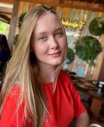 Emily Johnson 🇺🇸 — Age: 25 Years Old 🌹 “I am a woman who carries  elegance in every smile… will you let me be yours?”