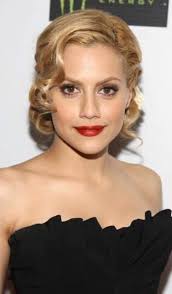 Hoy cumple años Eva Carolina Quattrocchi​ conocida como Eva De Dominici es  una actriz y modelo argentina.​ Nacimiento: 21 de abril de 1995 Avellaneda